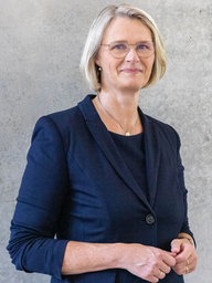 Anja Karliczek schaut in die Kamera.