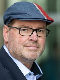 Jürge Coße schaut in die Kamera.