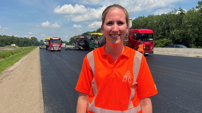 Ruth Winkler Projektleiterin Autobahn GmbH steht auf der Baustelle der A1, wo gerade das sechspurige Autobahnstück ausgebaut wird.