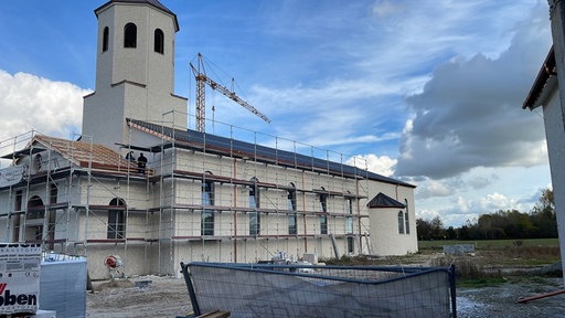Die syrisch-orthodoxe Kirche in Ahlen von Außen mit Baustellengerüst.