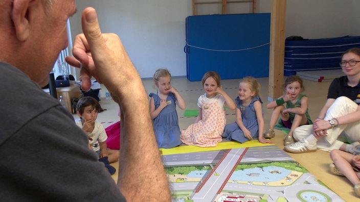 Kindern wird beigebracht einen Notruf abzusetzen