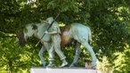 Zwei Bronzeskulpturen des Künstlers Carl Hans Bernewitz auf zwei weißen Sockeln.