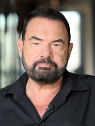 Ein Mann mit dunklen Haaren und dunklem Bart, Marian Gold, schaut in die Kamera.