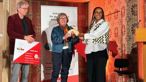Sarah Ghebremariam nimmt für den Verein Connection e.V. den Alternativen Westfälischen Friedenspreis entgegen