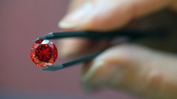 Ein kleiner, roter Diamant aus der Asche einer verstorbenen Person