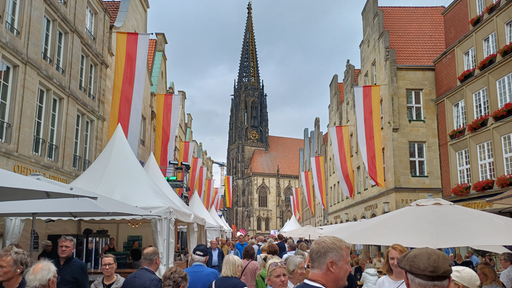 Straße voller Menschen und Stände