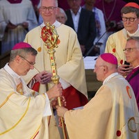 Amtseinführung von Heiner Wilmer als neuen Bischofs von Münster im Dom St. Paulus. Heiner Wilmer (l), neuer Bischof von Münster, nimmt von seinem Vorgänger Felix Genn, der 2025 in den Ruhestand gegangen ist, den Bischofsstab entgegen. 