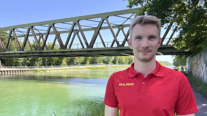 Carsten Lehmann, stellvertretende Bezirksleitung der DLRG Münster vor einer Brücke am Dortmund-Ems-Kanal