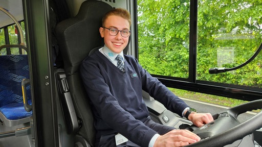 ein Busfahrer in einem Bus