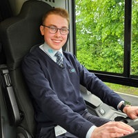 ein Busfahrer in einem Bus