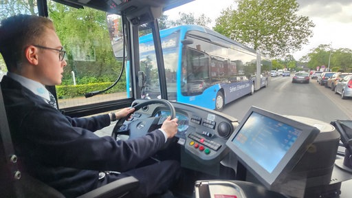 ein Busfahrer in einem Bus
