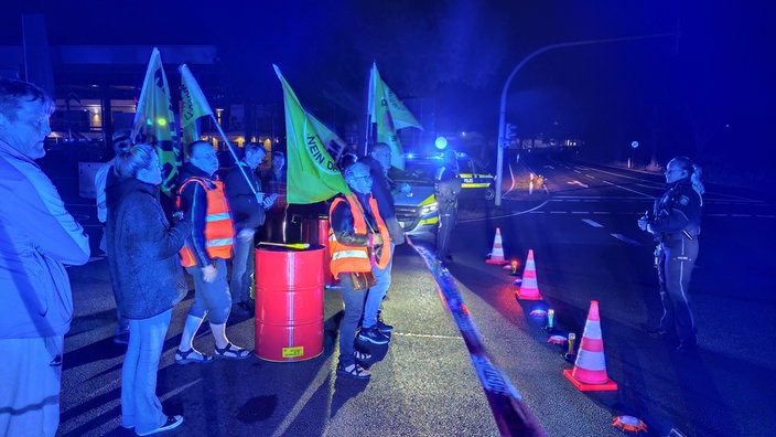 Eine Demonstration vor einer Polizeiabsperrung