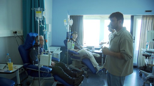 Krankenhauszimmer mit zwei Patienten in Betten mit den Barkeepern im Raum