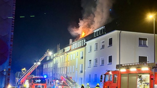 Ein Feuerwehreinsatz an einem brennenden Dachstuhl.