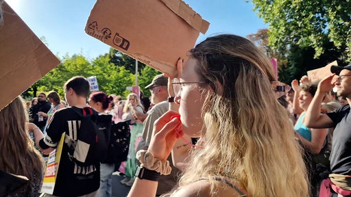 Demonstrierende mit Plakaten.