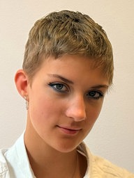 Eine Jugendliche lächelt in die Kamera.
