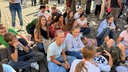 Die Schülerinnen und Schüler auf dem Domplatz mit aufgemalten Regenbogen-Flaggen im Gesicht.