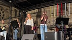 Die Band No, bestehend aus 5 Jugendlichen, singen auf der Bühne auf dem Domplatz.