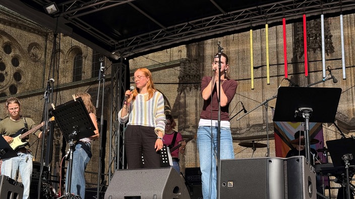 Die Band No, bestehend aus 5 Jugendlichen, singen auf der Bühne auf dem Domplatz.