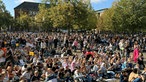 Die fünf Schulen haben sich mit allen Schülerinnen und Schülern auf dem Domplatz versammelt.