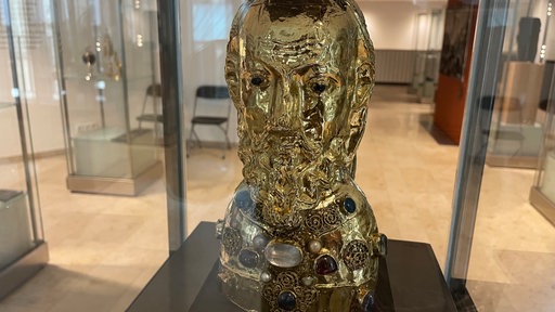 Ein goldener Männerkopf