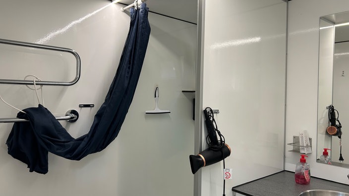 Die mobile Dusche von innen mit Duschkabine und Waschbecken