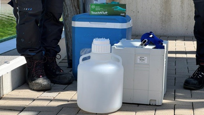 Ein Abfüllbehälter, Kühlboxen und Einweghandschuhe vor der Probenentnahme.