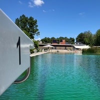 Das Freibad Ennigerloh im Sonnenschein. Links ein Startblock mit der Nummer 1.