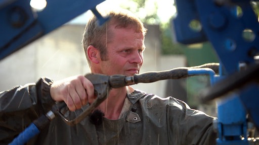 Landwirt Thomas Altenbokum mit technischen Geräten