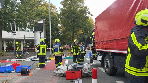 Mehrere Feuerwehrleute an einer Einsatzstelle am Finanzamt Münster