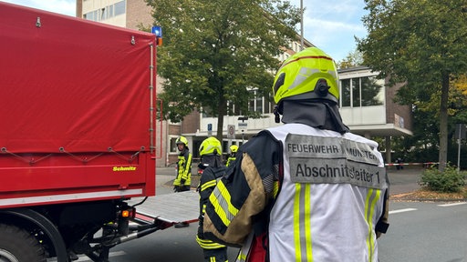 Ein Abschnittsleiter der Feuerwehr Münster am Einsatzort