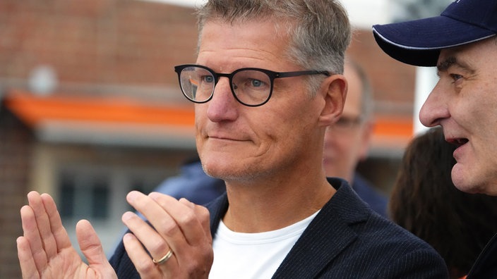 Ein Portraitfoto des Oberbürgermeister der Stadt Münster. Tilman Fuchs trägt eine schwarze Brille und hat graue, kurze Haare. 