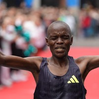 Der Marathon-Läufer Dickson Kiptoo aus Kenia hebt erleichtert die Arme beim Einlaufen ins Ziel.