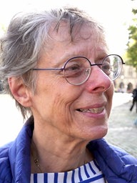 Eine ehemalige Schulleiterin wird beim Kinder-Friedenstreffen in Münster interviewt.