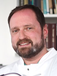 Prof. Markus Holling, stellv. Direktor der Klinik für Neurochirurgie, lächelt in die Kamera.
