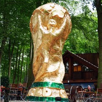 5 Meter hoher WM-Pokal steht im Biergarten.