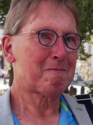 Ein älterer Mann mit grauem Sacko