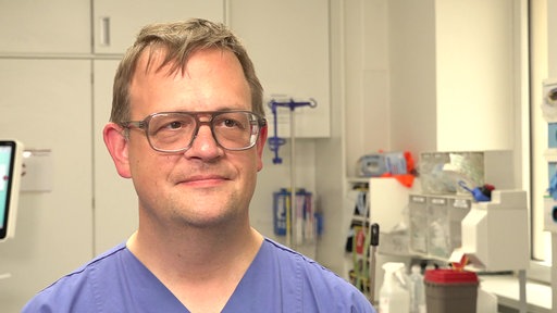 Dr. Lars Herda, Chefarzt und Leiter von zwei Notaufnahmen in Münster, in einem Behandlungsraum