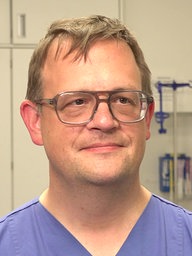 Dr. Lars Herda, Chefarzt und Leiter von zwei Notaufnahmen in Münster, in einem Behandlungsraum