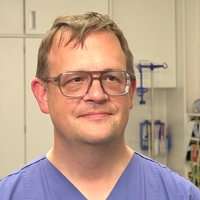 Dr. Lars Herda, Chefarzt und Leiter von zwei Notaufnahmen in Münster, in einem Behandlungsraum