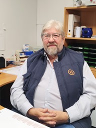 Ger Gazek, der erste vorsitzende der Tafel Lüdinghausen sitzt in seinem Büro und schaut in die Kamera.
