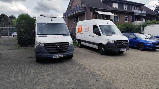 Zwei Autos von der Tafel stehen auf einem Parkplatz.