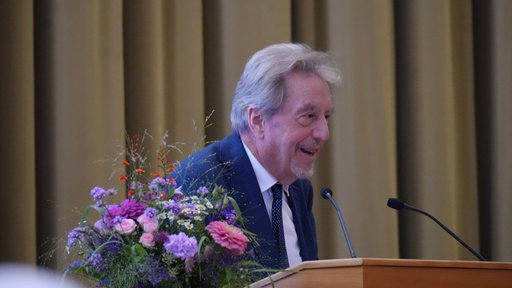 Ein Mann an einem Podium