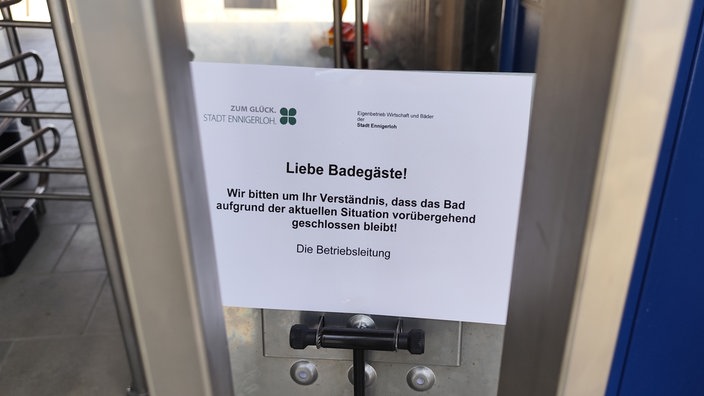 Ein Schild zeigt an, dass das Naturbad Ennigerloh heute geschlossen bleiben muss.