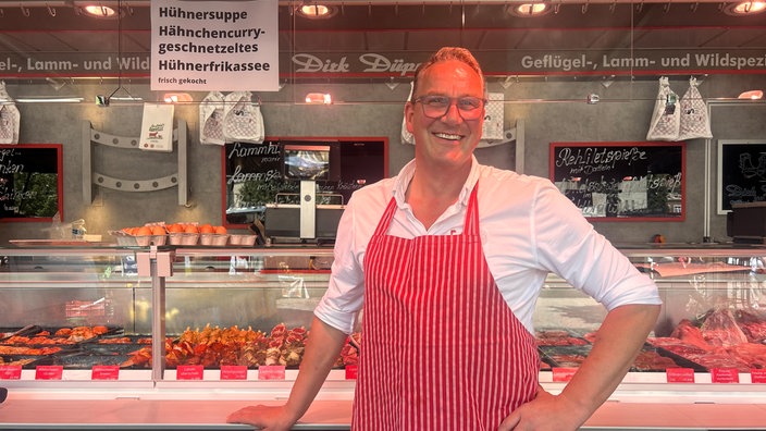Dirk Düpmann, Inhaber der gleichnamigen Metzgerei, steht vor seinem Markt-Verkaufswagen.