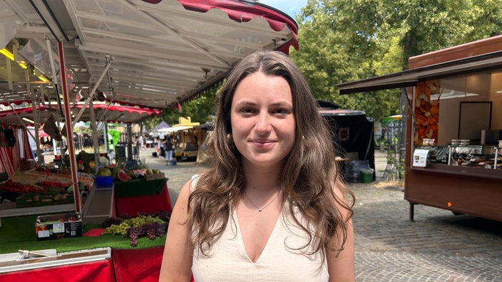 Leona Ledwig, Marktbesucherin, schaut in die Kamera.