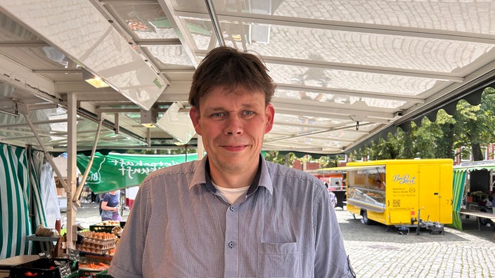 Matthias Halsbenning, Inhaber eines Gemüsestandes, schaut in die Kamera.