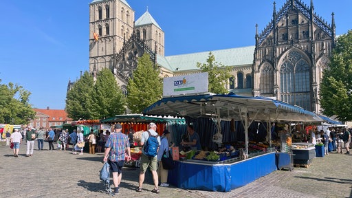 Der Wochenmarkt auf dem Domplatz Münster