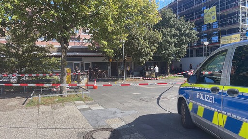 Ein Polizeifahrzeug am Hamannplatz in Münster Coerde vor einem abgesperrten Bereich.