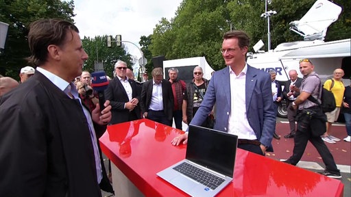 Ministerpräsident Hendrik Wüst und WDR Programmbereichsleiter Stefan Brandenburg